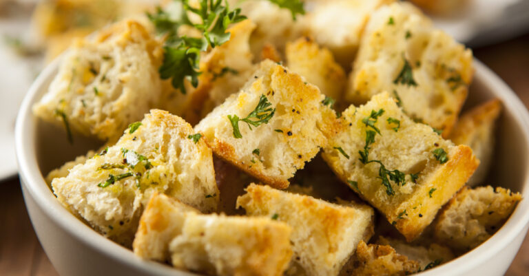 Zo maak je supersnel knapperige croutons in de Airfryer