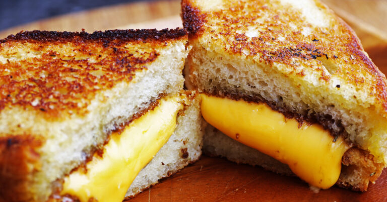 Met dit verrassende ingrediënt maak je een geweldig lekkere tosti!