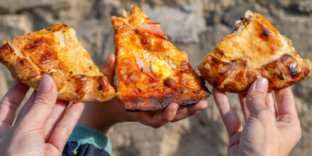 drie handen met pizza op Malta