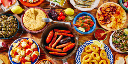 Een tafel vol Spaanse tapas