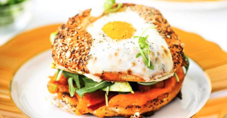 Recept: gebakken ei ín een bagel