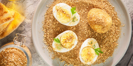 eitjes met dukkah op een bord
