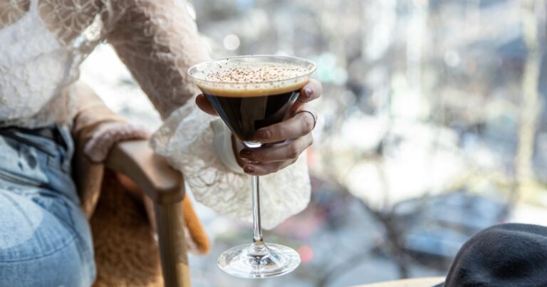 Bizarre TikTok-trend: Parmezaanse kaas op je espresso martini (en het is nog lekker ook)