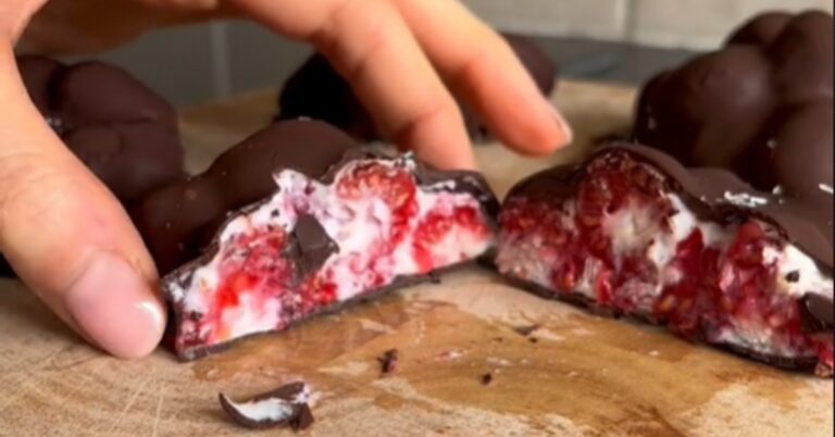 Deze frozen choco yoghurt bites zijn een giga zomerhit: zo maak je ze