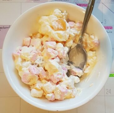 Fruitsalade met marshmallows en slagroom