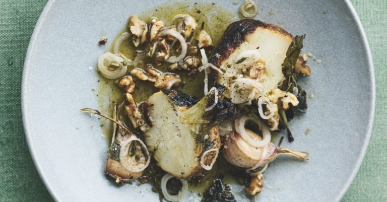 Recept: in salie, rozemarijn en knoflook gebakken knolselderij