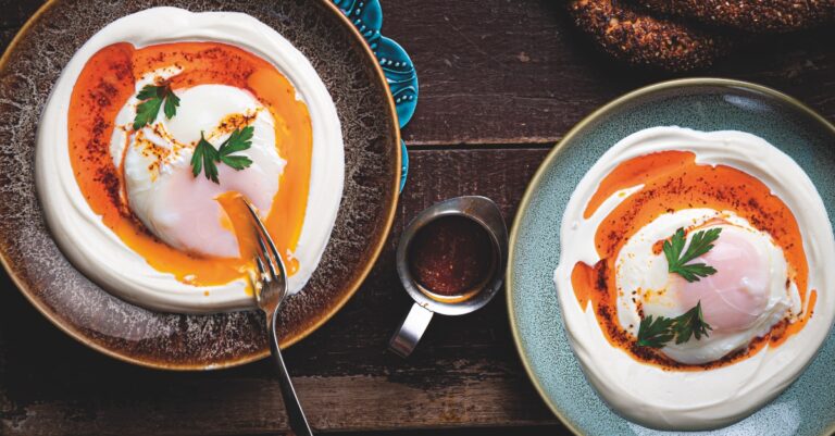 Recept: Gepocheerde eieren met Turkse knoflookyoghurt