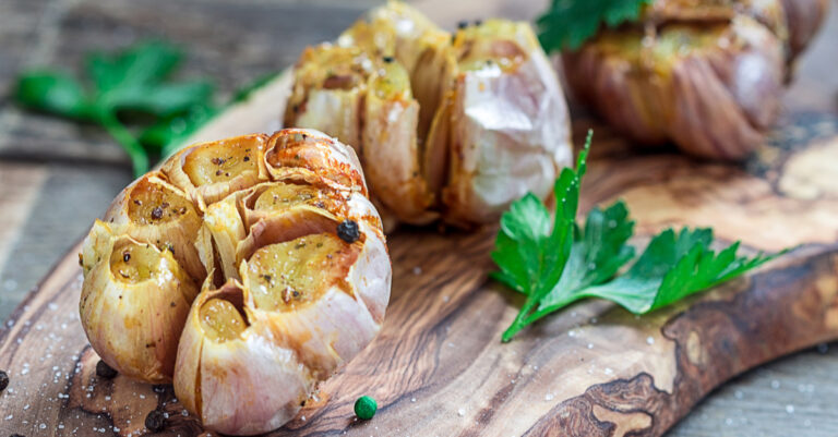 Zo maak je de lekkerste gepofte knoflook uit de oven