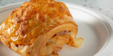 ham-kaas croissant op wit bord