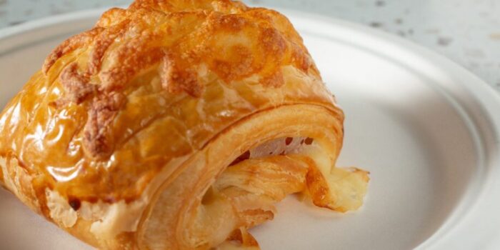 ham-kaas croissant op wit bord