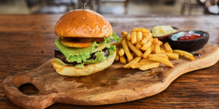hamburger en friet op houten plank