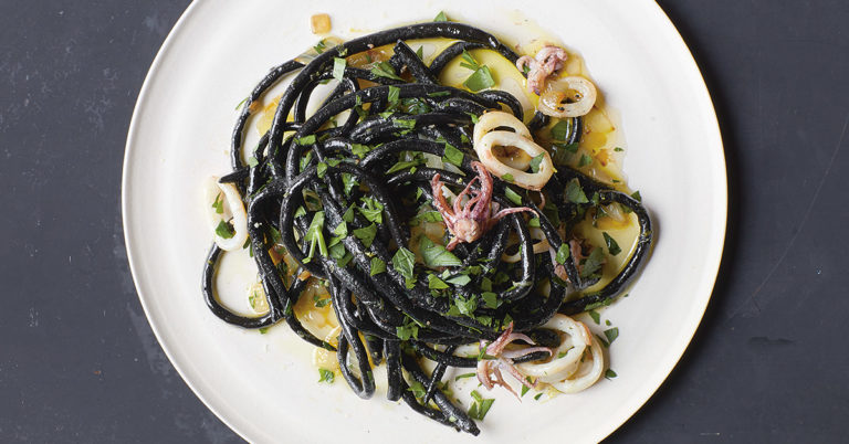 Recept: Zwarte pasta met inktvis en rucola