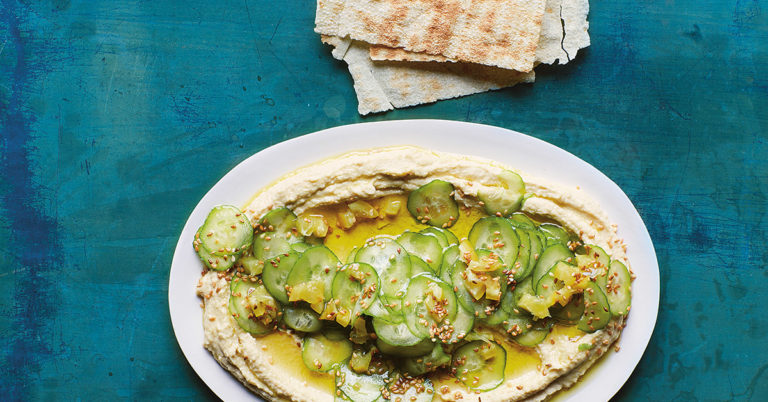 Recept: Hummus met citroen, komkommer en sesamzaad