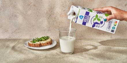 hybridemelk van Albert Heijn in glas schenken