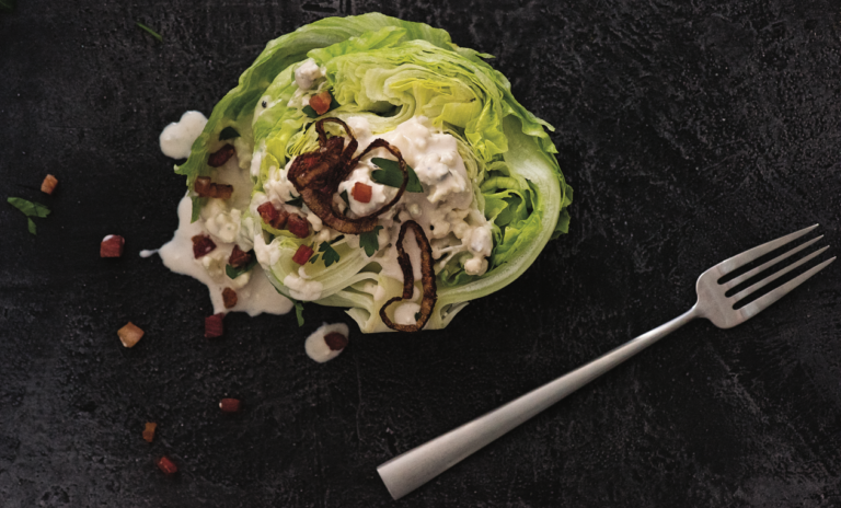 Anthony Bourdain’s ijsbergsla met stilton en pancetta