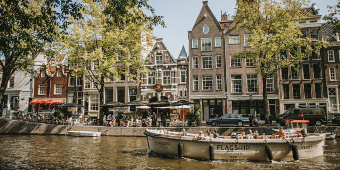 Proeflokaal A. van Wees vanaf het water