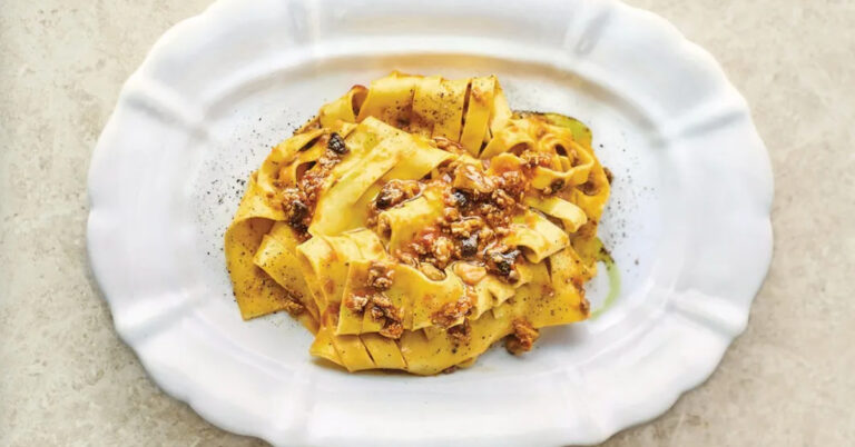 Zo maak je Jamie Oliver’s bolognese saus (met bier!)