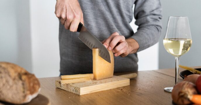 man snijdt kaas