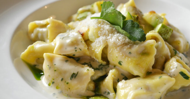 Recept: kaastortellini met knoflook-botersaus