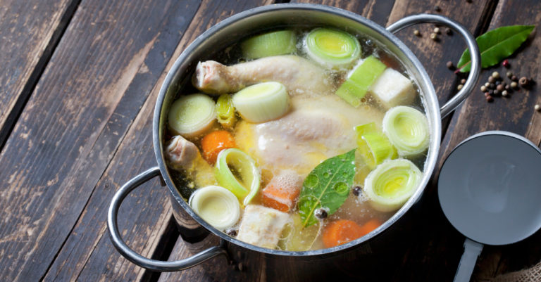 Zelfgemaakte kippenbouillon