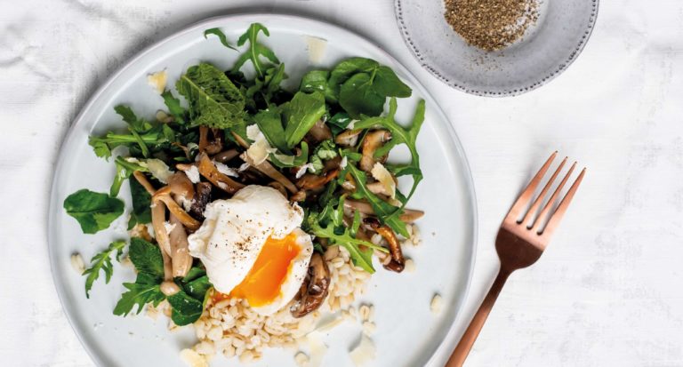 Kruidensalade met gort, paddenstoelen en gepocheerd ei