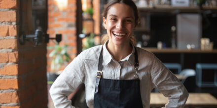 lachende horeca medewerker