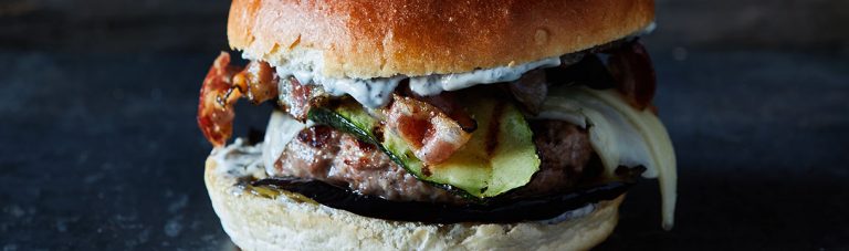 Lamsburger met courgette en olijventapanade