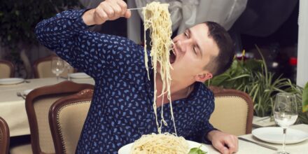 man eet pasta