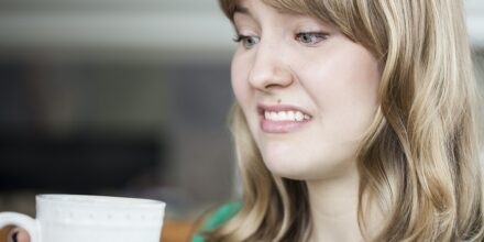 meisje drinkt kijkt vies