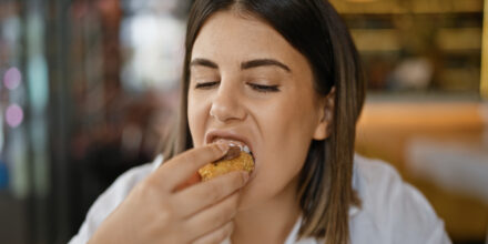 meisje eet kroket