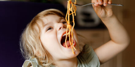 meisje eet pasta