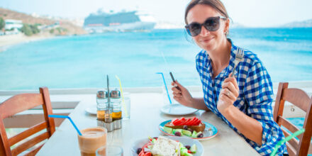 meisje griekenland eten aan zee