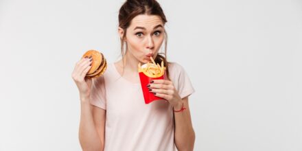 meisje met friet en burger