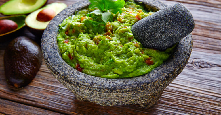 Waarom iedereen een molcajete in huis zou moeten hebben (maar een vijzel mag ook)