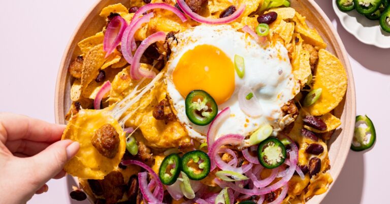 Recept: Cheesy nachos met worst en ei