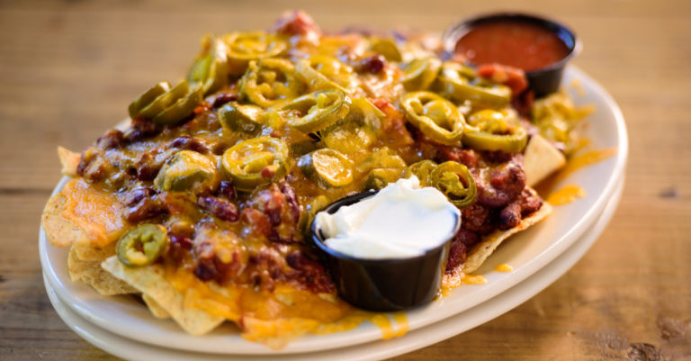 Maak snel deze makkelijke loaded nachos voor jezelf!