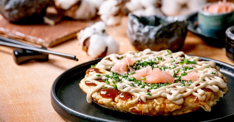 Zo maak je okonomiyaki én die overheerlijke okonomiyaki-saus (met recept!)