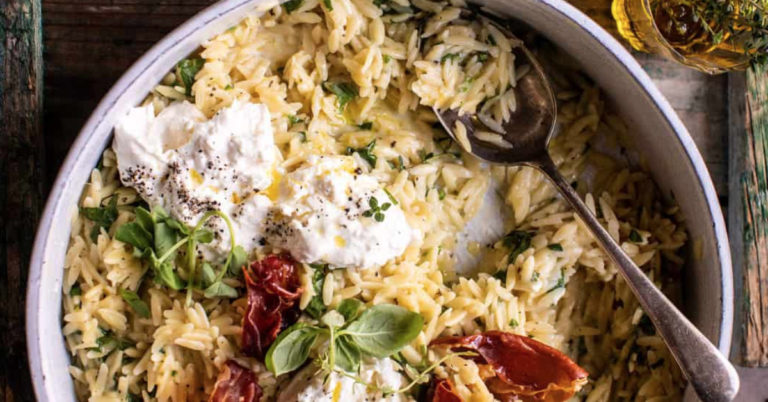 Recept: orzo ‘carbonara’ met romige burrata
