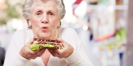 oude vrouw sandwich