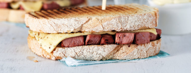 Tosti met pastrami en komijnekaas