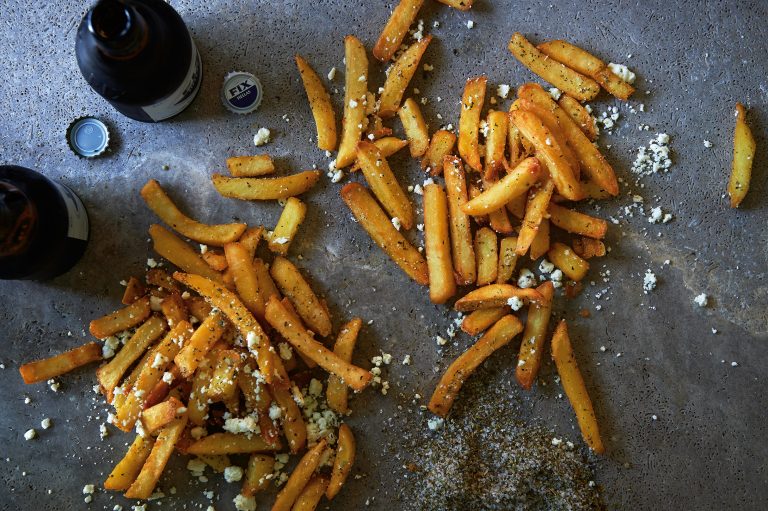 Patates tiganites met feta en geroosterde knoflookolie