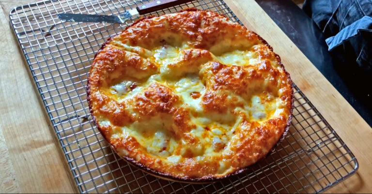 Deze makkelijke panpizza is verrukkelijk kazig en zacht; dat wil je!