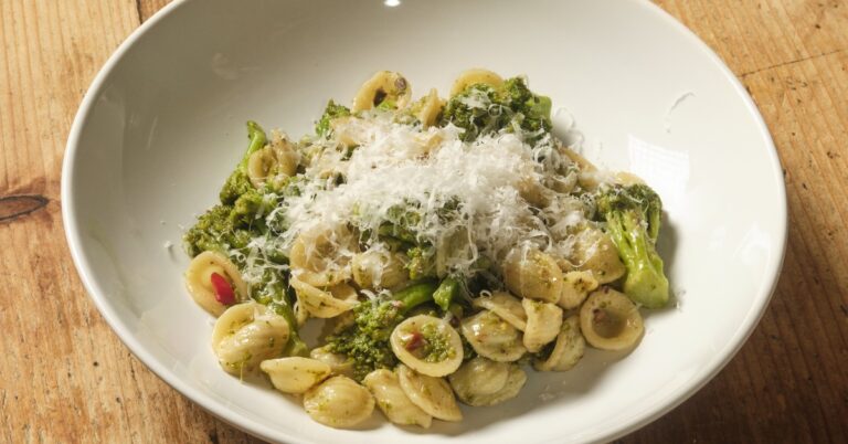 Hemelbestormend lekker: ORECCHIETTE MET BROCCOLI & ANSJOVIS