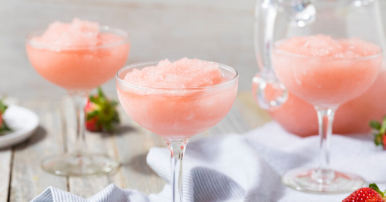Dit wil je nu maken: Gin-Rosé slush met perzik en aardbei