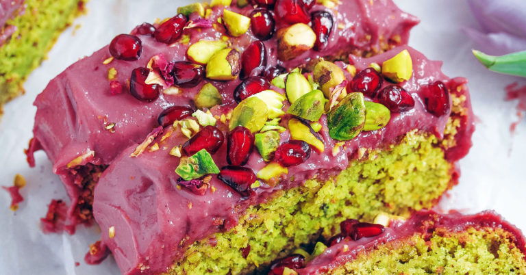 Gevaarlijk lekker: deze vegan pistache kardemom rozencake