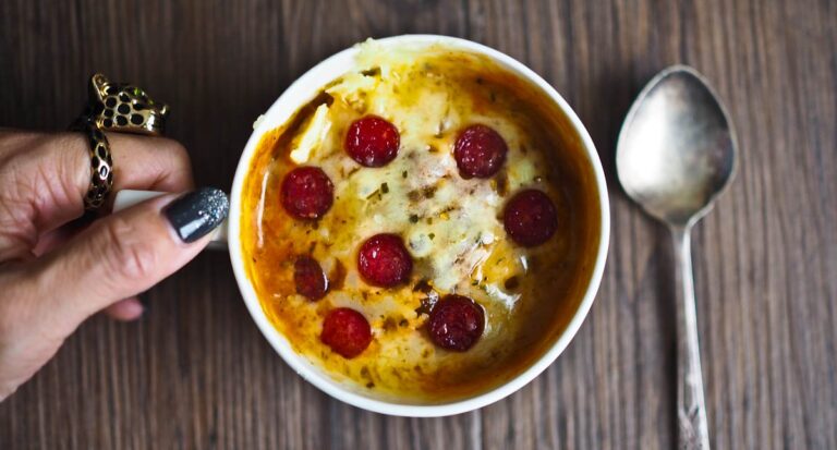 Lekkerste snelle lunch: pizza in een mok (klaar in 3 minuten!)