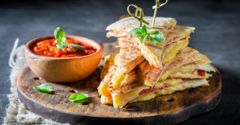 Recept: makkelijke quesadillas met een restje tomatensaus