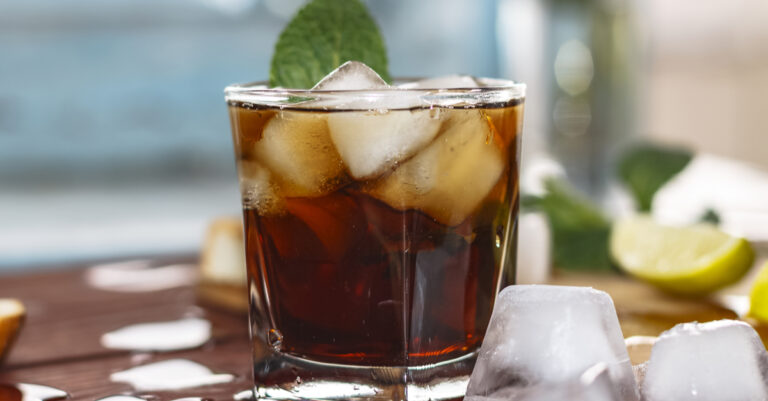Waarom de rum-cola een van de beste cocktail-klassiekers is
