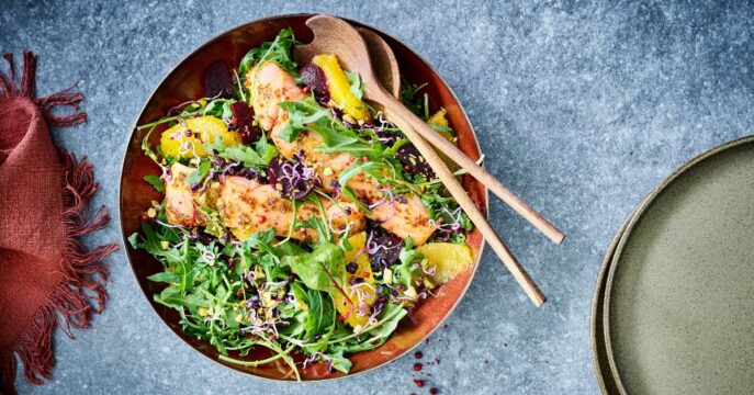 Salade met zalm, sinaasappel en pistache