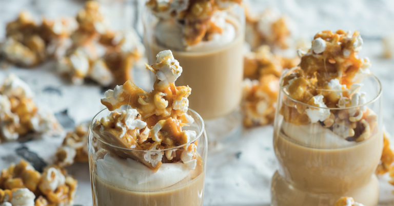 Recept: Salted-caramelmousse met toffeepopcorn